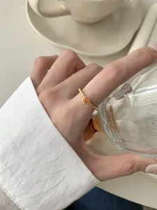 Détail de la bague en argent S925 avec gemme orange et anneau texturé torsadé