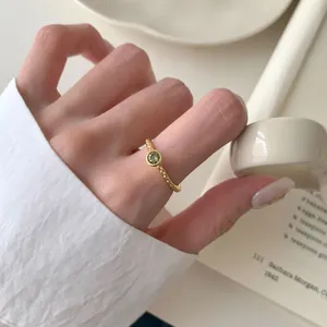 Bague vintage en argent S925 doré avec texture tressée et une pierre gemme verte