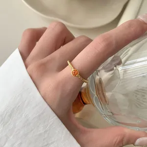 Bague élégante en argent S925 doré torsadé avec une pierre précieuse orange ronde