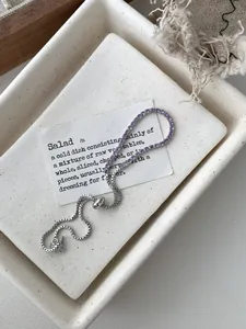 Detailaufnahme des verstellbaren S925-Silberarmbandes mit lila Zirkonia-Steinen