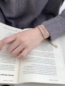 Detail von verstellbaren S925 Silberarmbändern mit blauen und lila Zirkonia-Steinen