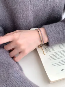 Detail von verstellbaren S925 Silber Tennisarmbändern mit blauen und rosa Edelsteinen