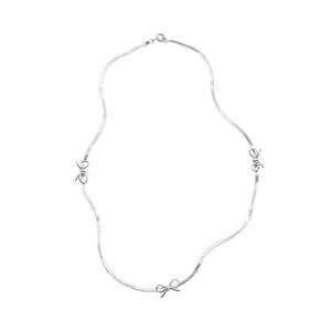 Collier en argent fin S925 maille serpent avec trois petits pendentifs en nœud
