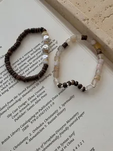 Dettaglio macro dei braccialetti in argento S925 con perle di cocco su pietra