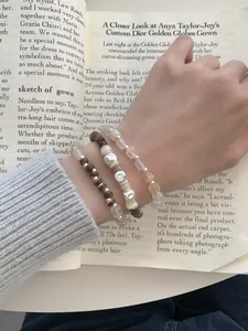 Set di tre bracciali bohemian con gusci di cocco, conchiglie e perline di pietre preziose