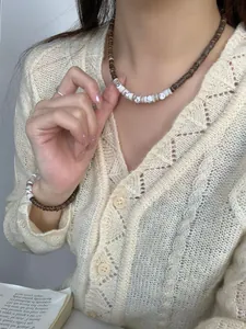 Dettaglio del set collana e bracciale bohémien con perle di cocco e marmo bianco