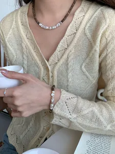 Dettaglio del bracciale in argento S925 con perline in legno di cocco e conchiglie bianche
