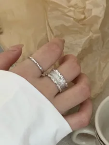Détail de l'ensemble de bagues en argent S925 avec bord plissé irrégulier et texture chic