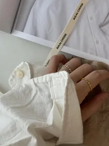 Gros plan de bagues perlées minimalistes en argent sterling S925 doré et argenté