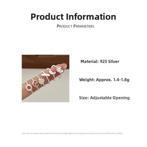 Detailansicht verstellbarer S925 Sterlingsilberringe mit verschiedenen Anhängern