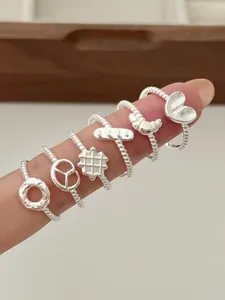 Nahaufnahme der S925 Silber Croissant- und Donut-Ring-Kollektion mit Kordelstruktur