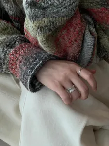Détail de bague en argent S925 avec texture plissée irrégulière et design ondulé chic