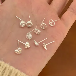Set di orecchini a lobo in argento S925 mini croissant e pretzel sulla mano