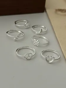 Makro-Detail von S925 Silber Croissant-Ringen mit gedrehten verstellbaren Bändern