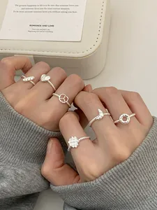 Detailaufnahme der S925 Sterling Silber Ringe mit verspielten Formen wie Croissants