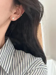 Gros plan de boucles d'oreilles nœud en argent S925 avec perle d'eau douce
