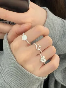 Details von Silber S925 Ringen mit Waffel-, Brezel- und Herzanhängern im Set