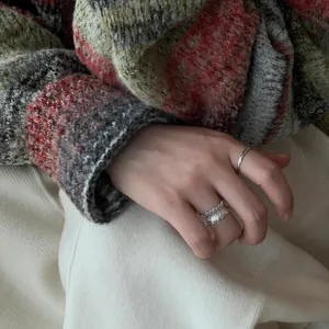 Ensemble de bagues argentées texturées irrégulières de style minimaliste sur une main