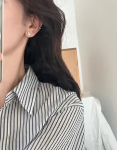 Gros plan de boucles d'oreilles perles en argent S925 avec nœud sur un mannequin