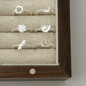 S925 Sterling Silber Ring-Set mit süßen Croissant- und Donut-Anhängern in einer Schmuckschatulle