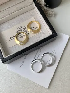 Detalle de anillos anchos de plata y oro con circonitas cúbicas de talla marquesa