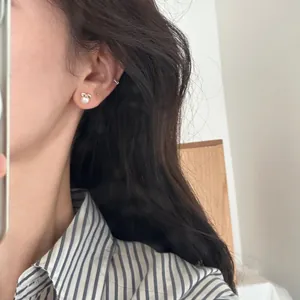 Boucles d'oreilles nœud en argent S925 avec perles d'eau douce sur mannequin femme