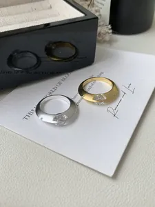 Detalle de anillos giratorios en plata de ley S925 dorada y plateada con circón puro