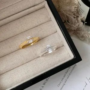 Elegantes anillos giratorios de plata S925 con circonitas brillantes en caja de regalo