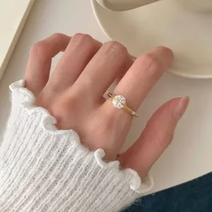 Anillo giratorio de plata S925 con circonita de estrella y acabado dorado elegante