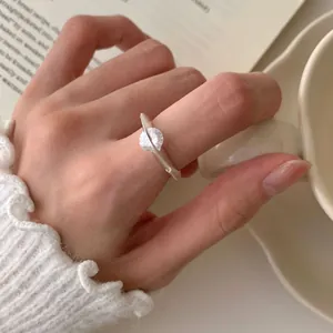 Anillo giratorio de plata S925 minimalista con circón estrella en una escena acogedora