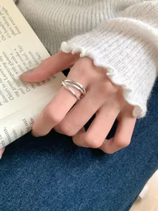 Dettaglio ravvicinato dell'anello triplo strato in argento sterling S925 al dito