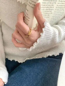Vista dettagliata di un anello a tre strati sovrapposti in argento sterling S925 dorato
