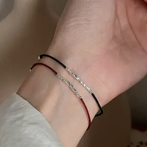 Bracciale minimalista in argento S925 e corda rossa e nera con frammenti d'argento