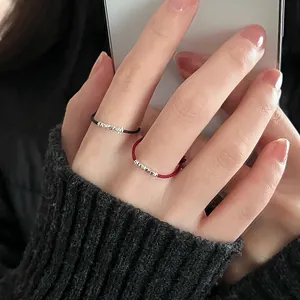 Anelli minimalisti in corda intrecciata rossa e nera con tubi in argento testurizzati