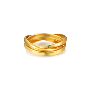 Anello classico in argento S925 con tre fasce intrecciate e finitura in oro lucido