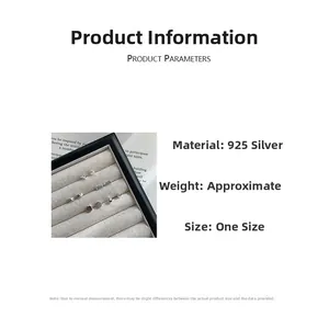 Primer plano de pendientes geométricos de plata de ley S925 con diseño minimalista