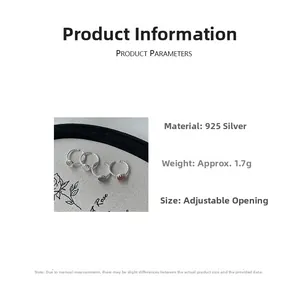 Dettaglio di quattro anelli in argento sterling S925 con cristalli colorati