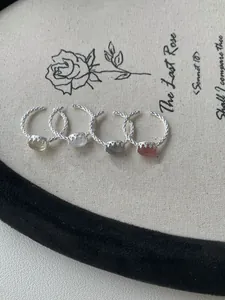 Dettaglio macro di anelli in argento sterling S925 con cristalli ovali colorati