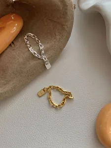 Detailopname van S925 zilveren kettingringen met hangslot bedeltjes in goud en zilver