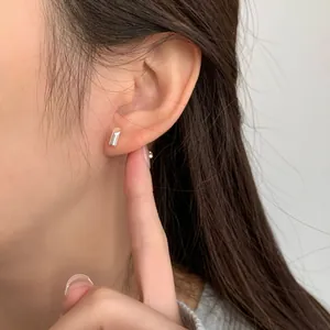 Pendientes de botón minimalistas de plata de ley S925 con acabado metálico elegante
