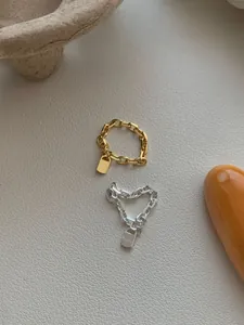 Detail van S925 sterling zilveren kettingringen met rechthoekige hangers in goud en zilver