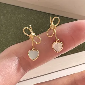 S925 Silber Schleife Herz Ohrringe vergoldet mit Perlmutt Inlay auf den Fingerspitzen