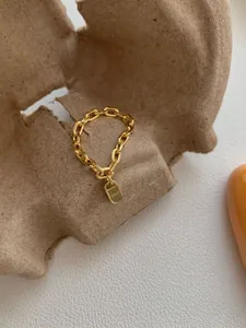 Detail van de S925 sterling zilveren gouden kettingring met slot hanger en merkstempel