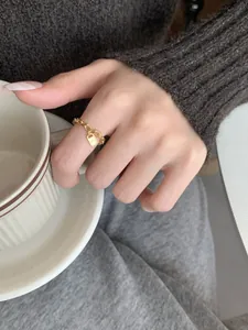 Detailopname van een S925 sterling zilveren gouden kettingring met slotje aan de vinger