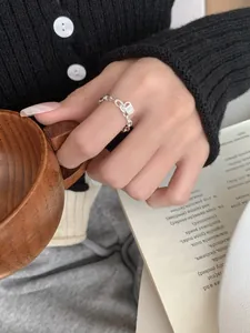 Detailopname van de S925 sterling zilveren kettingring met hangslot hanger aan de hand