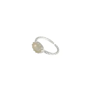 Anello in argento S925 con cristallo naturale ovale e fascia martellata regolabile