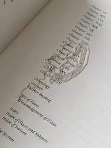 Detail der S925 Sterlingsilber Chopin-Halskette mit S925-Stempel auf einem Vintage-Buch