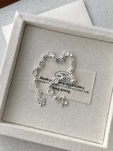 Détail du bracelet marguerite en argent S925 avec breloque papillon ajustable