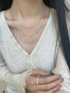 Detaillierte Nahaufnahme der dreilagigen S925-Silberperlenkette mit Strickjacke