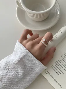 Dettaglio di anelli minimalisti in argento S925 con zirconi cubici scintillanti